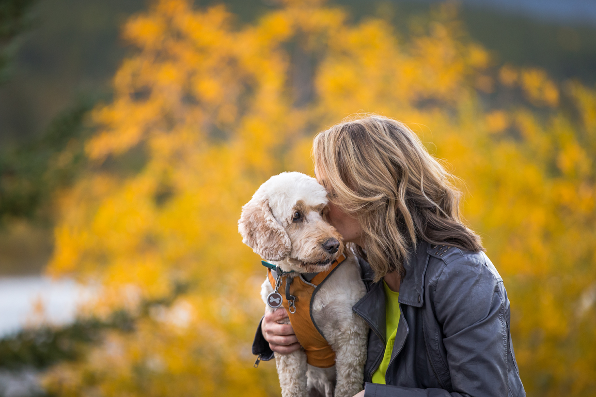 Julie kissing Percy in autumn